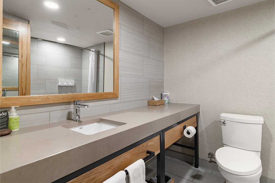Studio Condo - Bath