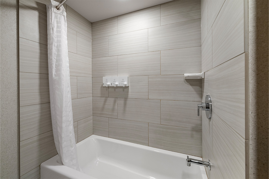 Studio Condo - Bath